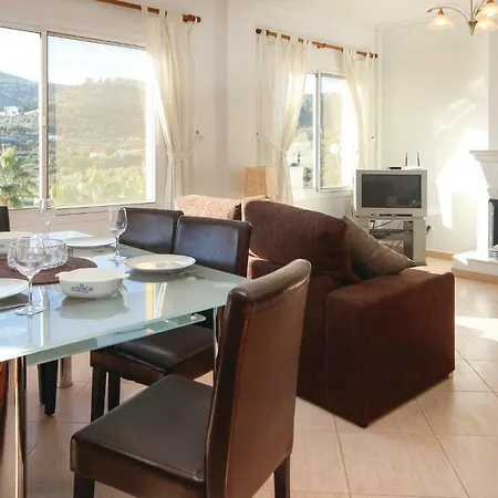 Semesterbostad Awesome In With 3 Bedrooms, Wifi And Outdoor Swimming Pool Monda